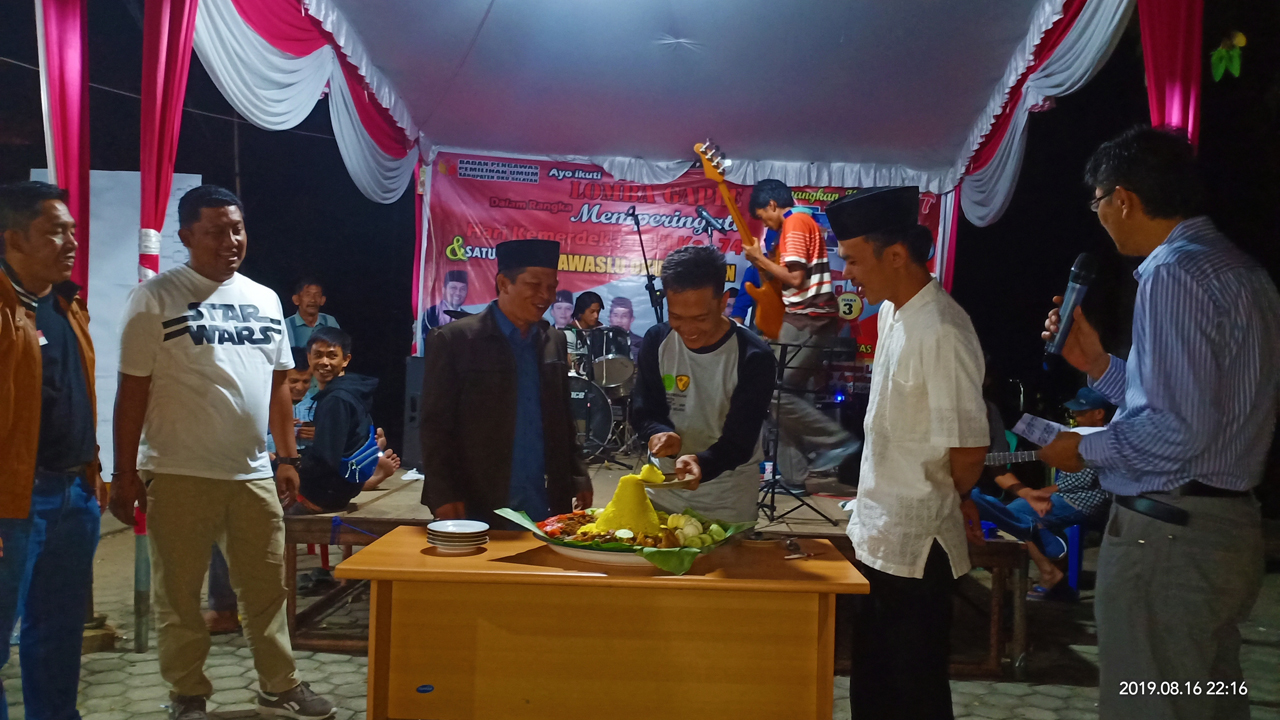 BAWASLU OKU SELATANG POTONG TUMPENG SYUKURAN 1 TAHUN BAWASLU KABUPATEN/KOTA SE-INDONESIA