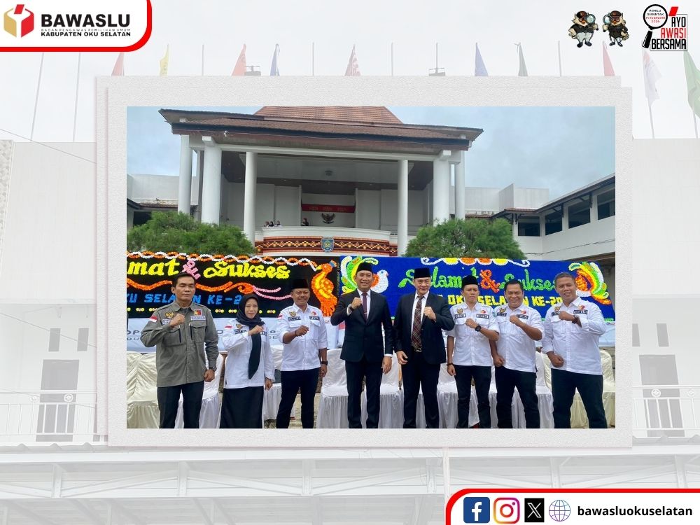 Foto bersama lima Komisioner Bawaslu dan Bupati Kabupaten OKU Selatan.