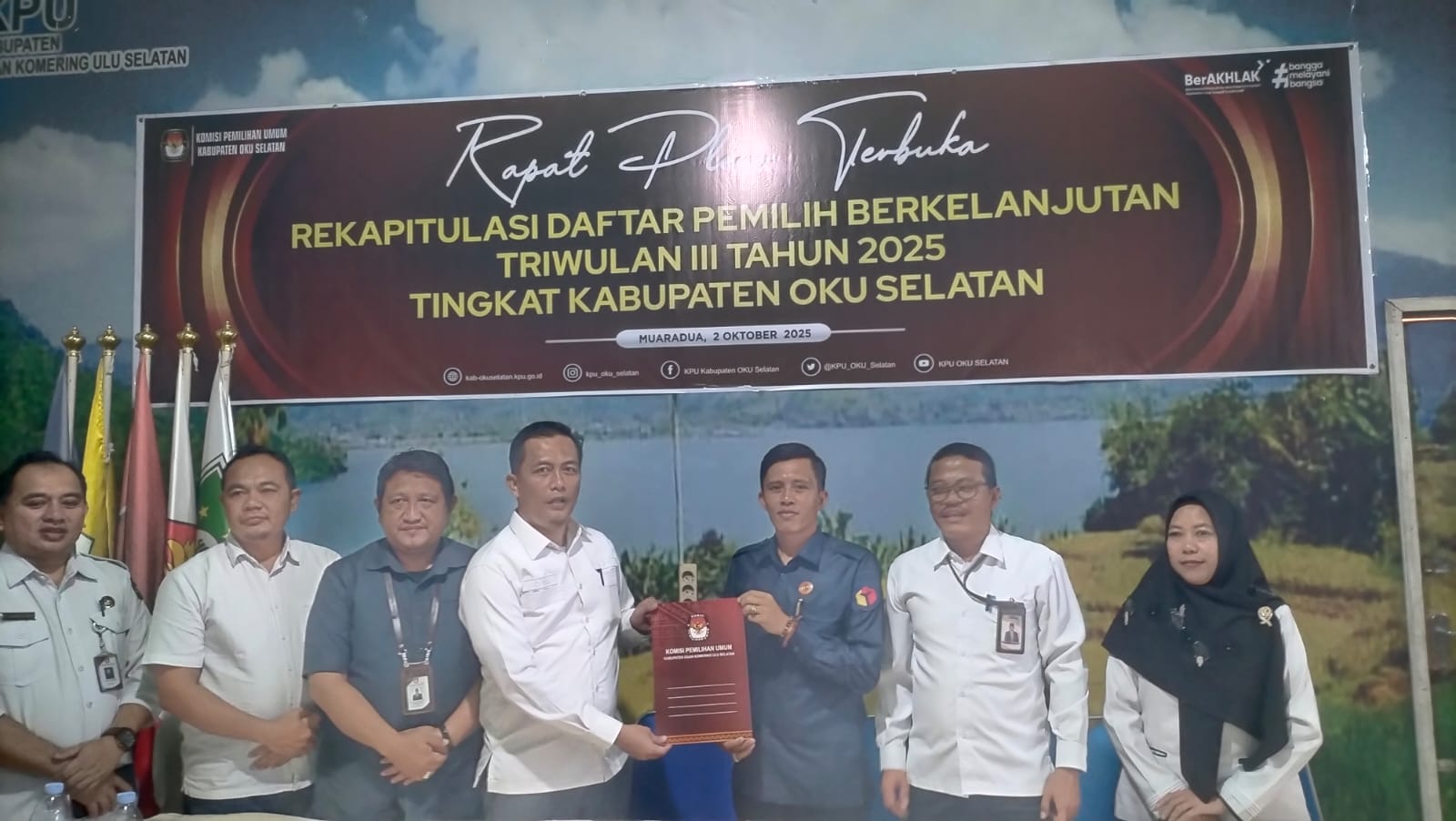 Bawaslu OKU Selatan Mengawasi, Rapat Pleno Terbuka Rekapitulasi Daftar Pemilih Berkelanjutan Triwulan III tahun 2025 Tingkat Kabupaten Ogan Komering Ulu Selatan.