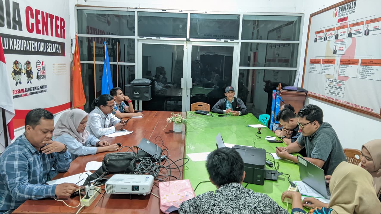 Rapat Sekkretariat Bawaslu OKU Selatan, Tingkatkan Disiplin dan Pemahaman Regulasi