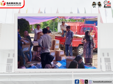 Anggota Bawaslu Meninjau Langsung  Proses Pelipatan  surat suara di Gudang Logistik KPU Kabupaten OKU Selatan