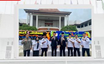 Foto bersama lima Komisioner Bawaslu dan Bupati Kabupaten OKU Selatan.